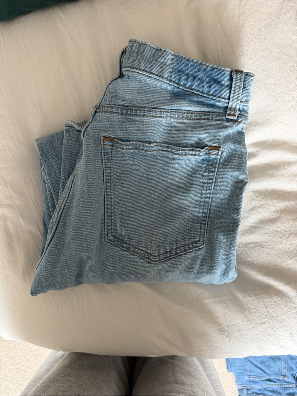 Abercrombie & Fitch Ultra High Rise Light Wash Split Hem Jeans, Sz 28, 8 - Picture 4 of 4